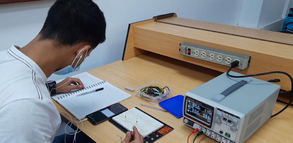 Estudiantes en clase práctica