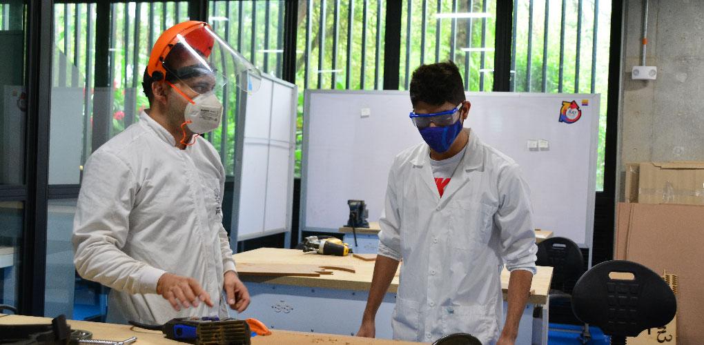 Profesor y estudiante en clase práctica