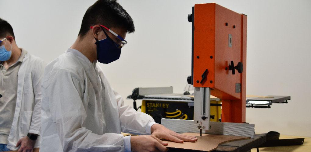 estudiante en el labotario de Mecánica