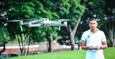 Joven estudiante de Ingeniería Civil piloteando un drone