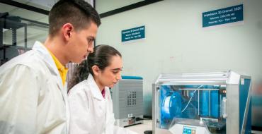 Estudiantes en labotario manipulando maquinaria