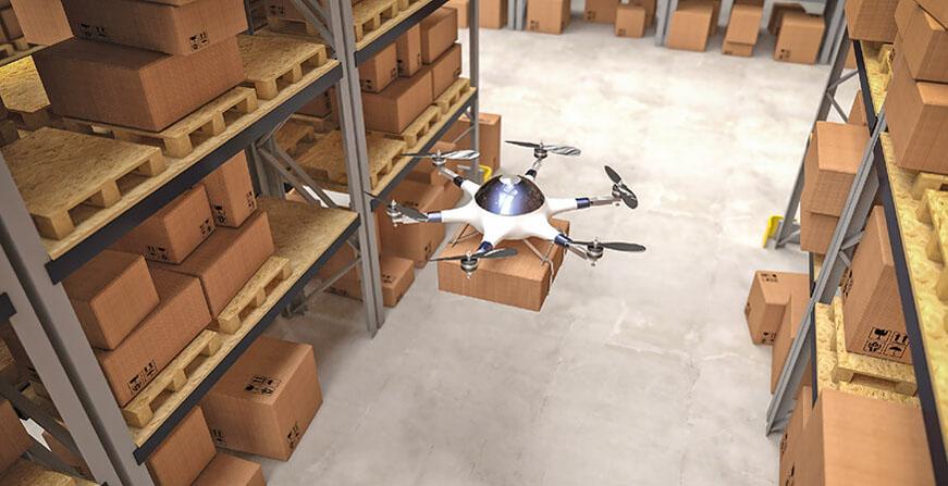 Especialización en Logística Drone volando y cargando un paquete por una bodega