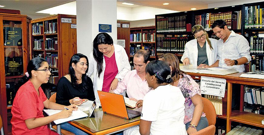 Maestría en Gerencia de Organizaciones de Salud Grupo de trabajadores del sector salud reunidos en una biblioteca