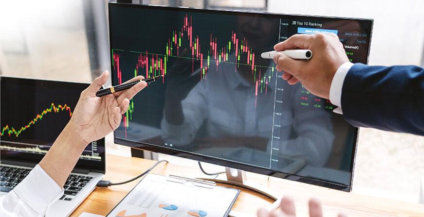 Maestría en Finanzas Pantalla de computador con gráfico de la bolsa de valores