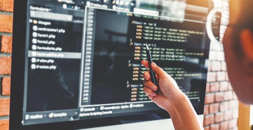 Maestría en Ingeniería de Software Hombre revisando código html en una pantalla