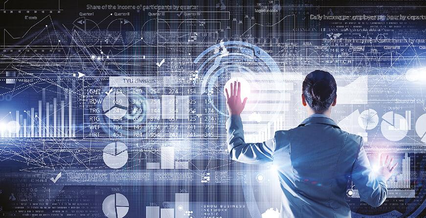 Maestría en Ingeniería Hombre de traje revisando gráficos en realidad aumentada