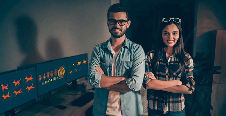 Especialización en Animación Digital Hombre y mujer en sala de computadores animando 3d