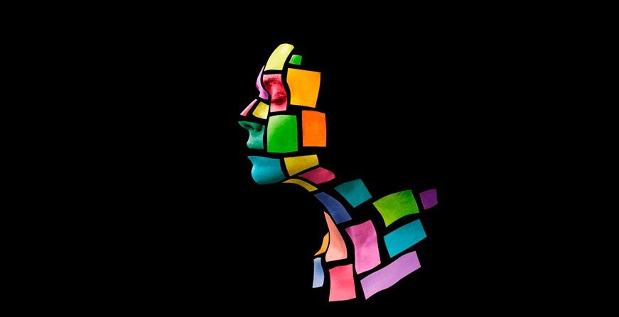Especialización en Gestión de las Artes y la Cultura Fotografía fondo negro con un rostro de perfil con recuadros de colores