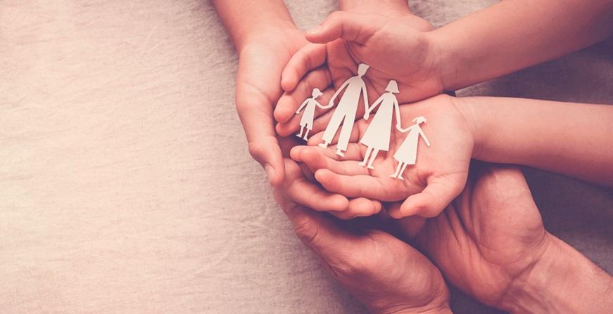 Maestría en Asesoría Familiar - Modalidad Virtual Manos unidas con un  un recorte en papel de una familia