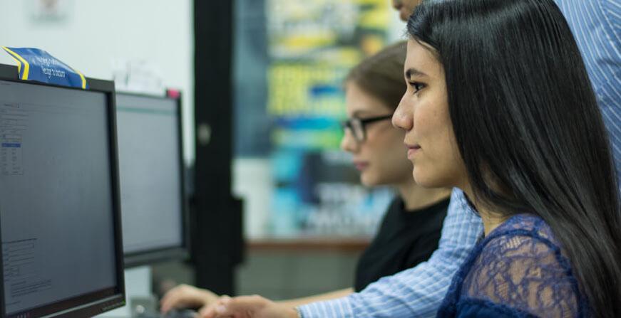 Futuros contadores Javerianos Estudiantes frente a computador revisando balances y cifras