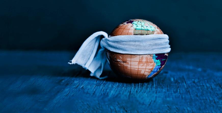 Especialización en Cultura de Paz y Derecho Internacional Humanitario Globo terraqueo tridimensional con banda alrededor