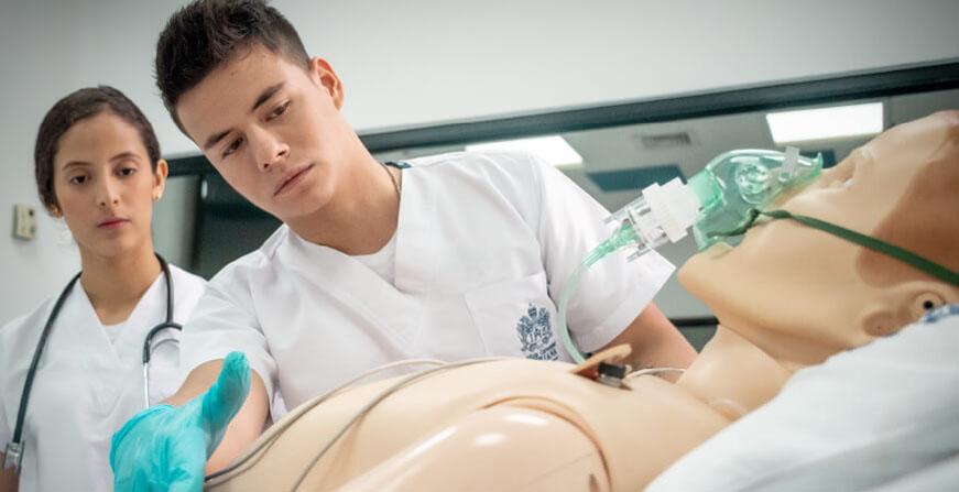 Enfermería de la Javeriana Cali Estudiantes de enfermería realizando práctica en el Hospital Simulado