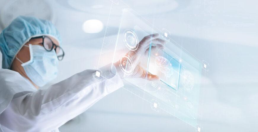 Biomédica de la Javeriana Cali Joven revisando imagénes cerebrales en 3D