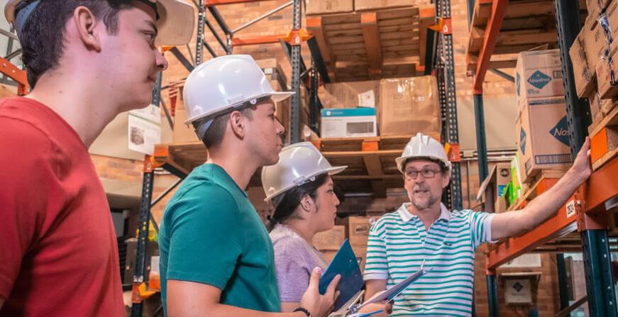 Ingenieros Industriales Javeriana Cali Profesor y estudiantes visitan bodega en clase práctica de Ingeniería Industrial