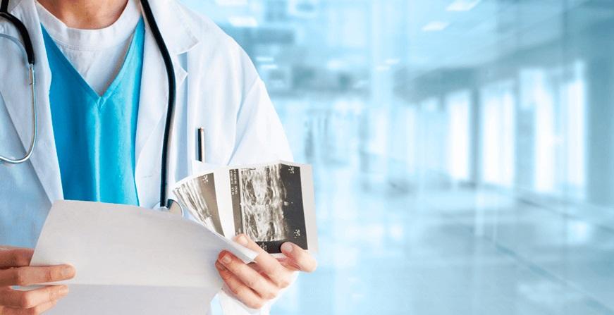 Especialización en Cirugía Oncológica Médico revisando ecografía y resultado de examen
