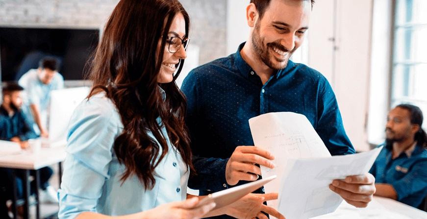 Especialización en Seguridad Social Mujer y hombre jóvenes revisando documentación
